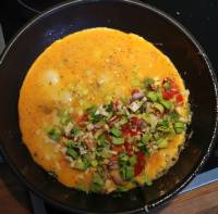 Gemüse-Omelette mit Rohkost